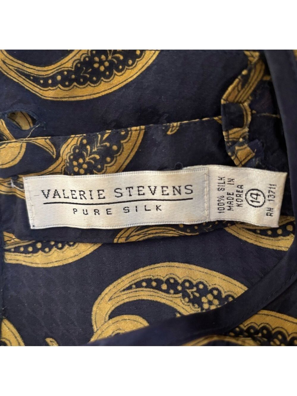 80S VALERIE STEVENS SILK NAVY & GOLD PAISLEY PRINT LONG SLEEVE COLLARLESS BLOUSE - Picture 6 of 6